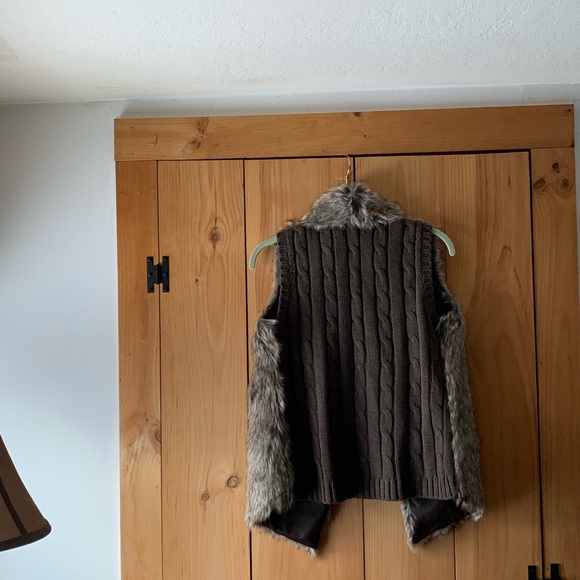 🌈Joseph A. Faux Fur Vest - Picture 3 of 4